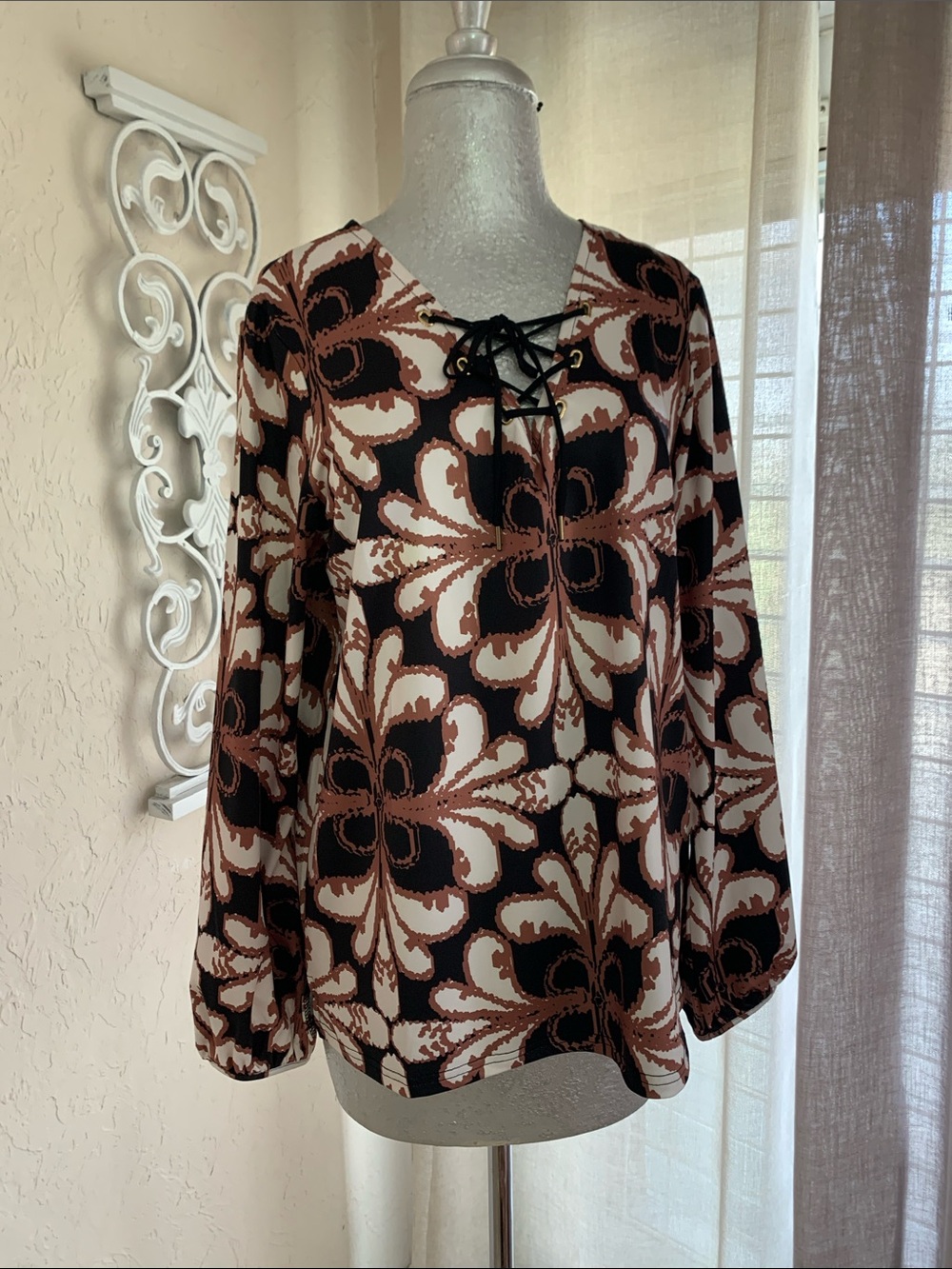Tracy Negoshian size small long sleeve brown and cream top w from tie
